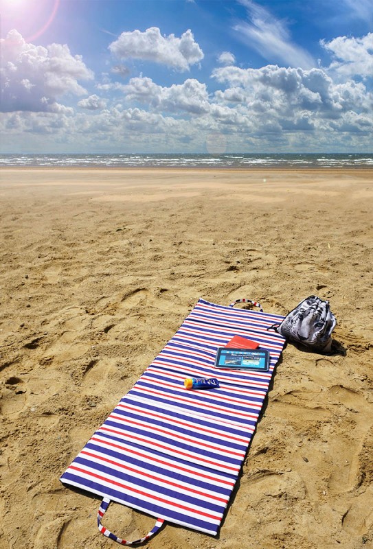 Mata plażowa piknikowa 155x57 cm Pasy granatowo-czerwone na plaży